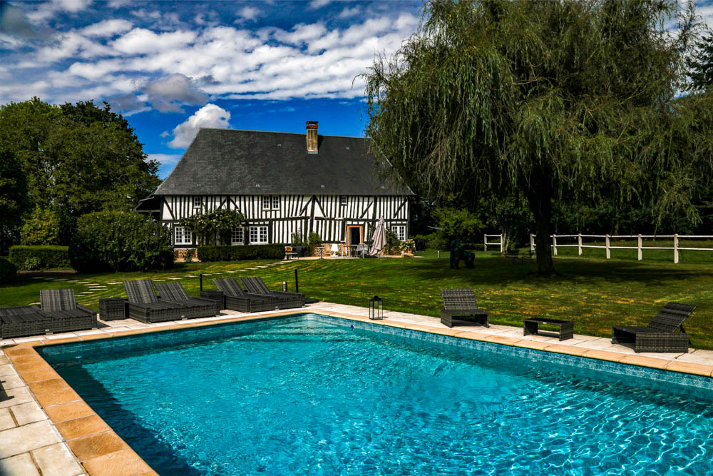 Ensemble de charme : colombages, piscine et jardin pour une maison  principale et une maison d’amis rénovées.