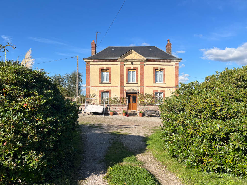 Maison de maître au fond dune allée au calme avec annexes