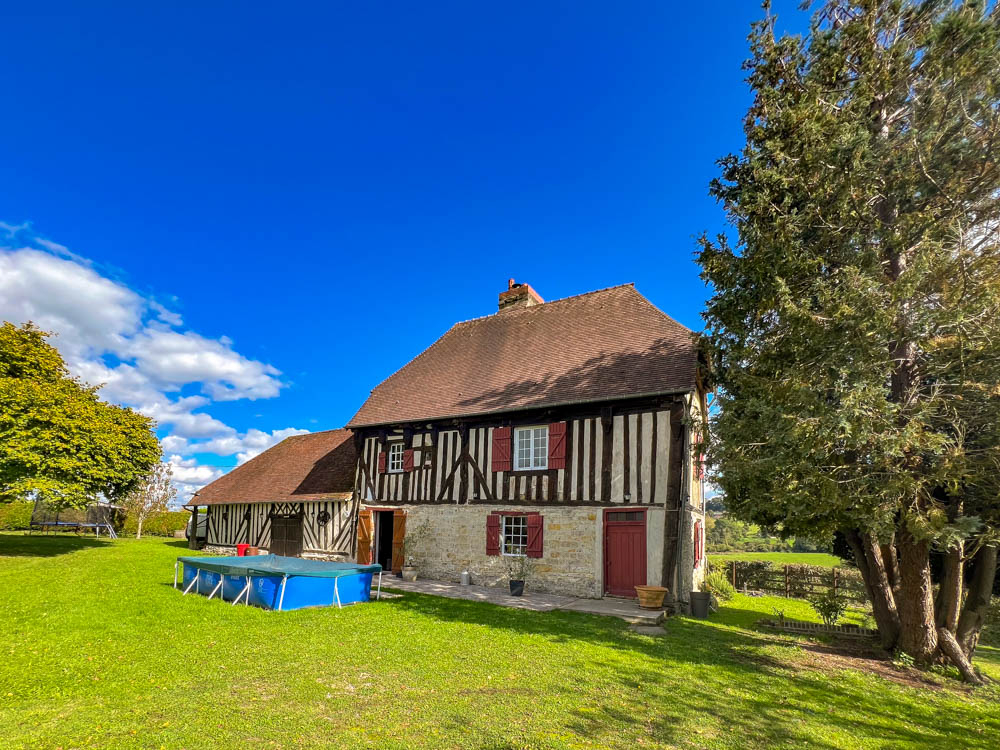 EXCLUSIVITE SOCOGEFIM :Maison en colombages et pierre et briques de charme avec très belle vue